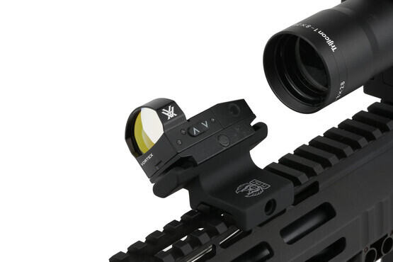 The Vortex Optics Red Dot Sight Venom comes with a picatinny mount for rifles